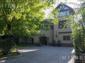 Casa · 250m² · 6 Ambientes · 2 Cocheras · Excelente Casa Reciclada en Alquiler en Olivos Golf Club