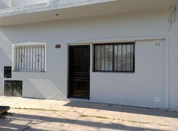 Casa · 75m² · 4 Ambientes · Casa Al Frente de Tres Ambientes con Patio