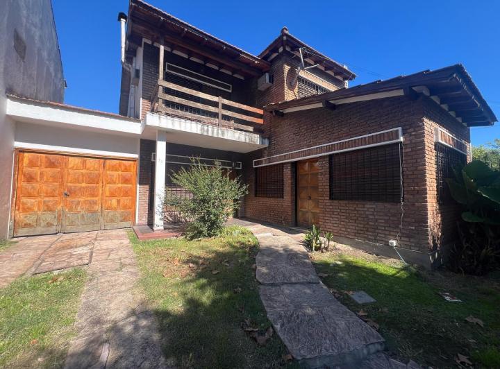 Casa · 208m² · 6 Ambientes · 1 Cochera