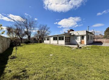 Casa · 100m² · 3 Ambientes · 2 Cocheras · Casa en Venta Sobre Av 143 Los Hornos con Cochera Dos Dorm.