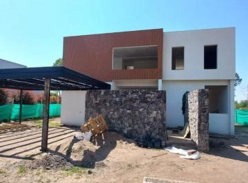 Casa de 7 ambientes, Villa Allende · A Estrenar! - 3 Dorm. - Cochera Para Tres Autos.