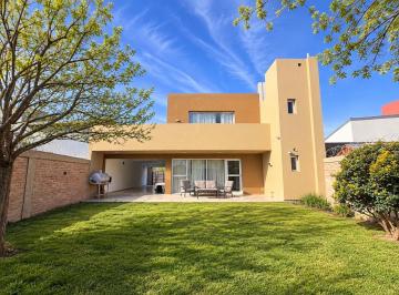 Casa · 165m² · 5 Ambientes · 2 Cocheras · Casa en Centenario
