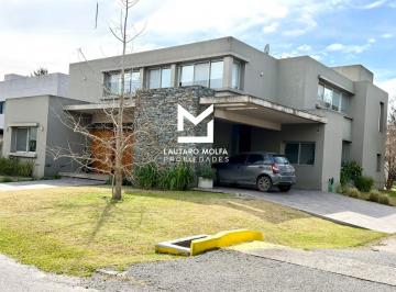 Casa · 365m² · 7 Ambientes · 4 Cocheras · Casa 7 Ambientes en Venta Barrio Privado Altos del Sol Ituzaingo Norte