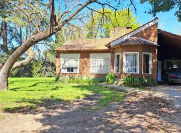 Quinta vacacional · 143m² · 5 Ambientes · 1 Cochera · Casaquinta en Venta Sobre Gran Lote de 2196 m² Arbolado