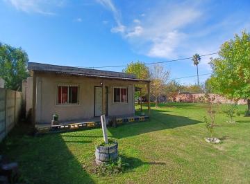 Casa · 40m² · 3 Ambientes · 1 Cochera · Espléndida Quinta, Sobre 4 L. Otes, en Centro de Domselaar, a La Venta