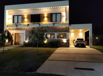 Casa · 220m² · 4 Ambientes · 3 Cocheras · Casa en Venta en Finca de Alvarez Moreno