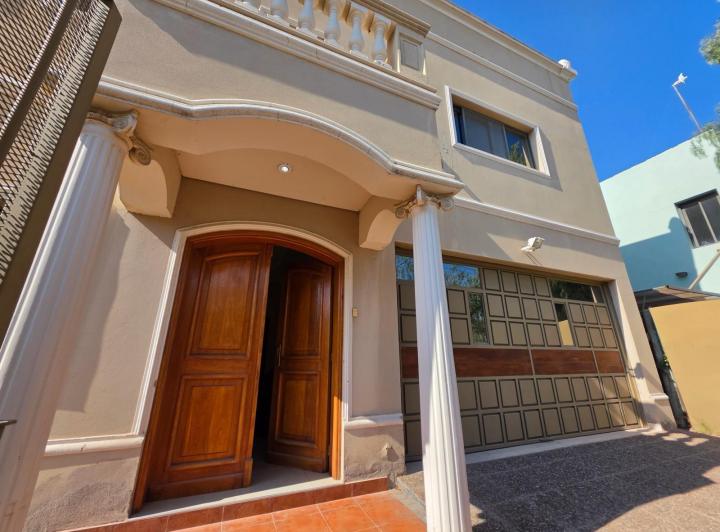 Casa · 400m² · 3 Dormitorios · 2 Cocheras