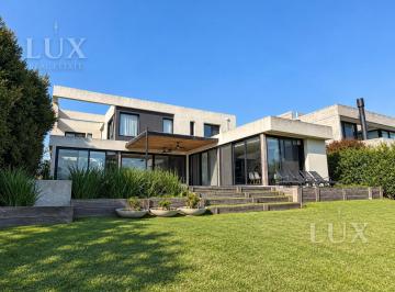 Casa · 400m² · 7 Ambientes · 3 Cocheras · Casa en Venta con Salida a La Laguna en El Barrio El Golf, Nordelta, Tigre