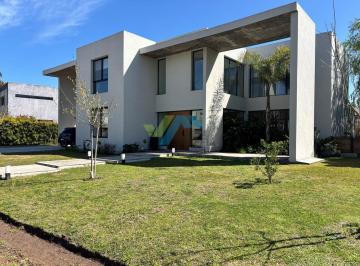 Casa · 274m² · 5 Ambientes · 2 Cocheras · Casa Chalet en Venta en Campo Grande, Pilar, G. B. a. Zona Norte