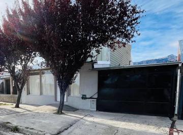 Casa · 231m² · 6 Ambientes · 1 Cochera · Casa con Amplias Posibilidades