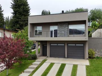 Casa · 222m² · 6 Ambientes · 2 Cocheras · Casa en Venta en Esquel 3 Dorm. y 2 Garaje