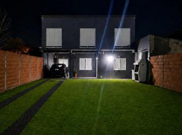 Casa de 4 ambientes, Chascomús · Casa en Alquiler en Chascomús: 3 Dorm., 2 Cocheras y Amplio Patio