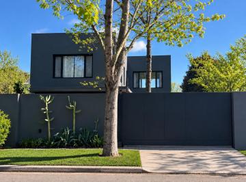 Casa de 4 ambientes, San Isidro · Dueño Directo en La Horqueta: Casa Moderna con Excelente Sol y Jardín