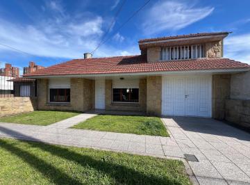Casa · 135m² · 4 Ambientes · 2 Cocheras · Casa en Villa Primera