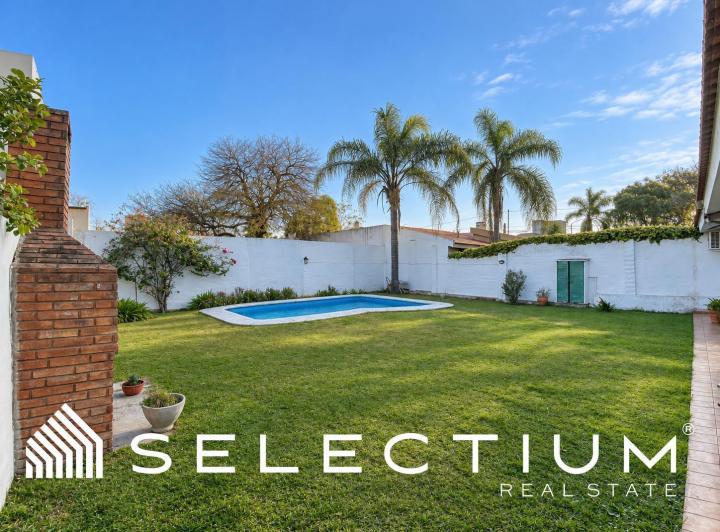 Casa · 240m² · 4 Ambientes · 3 Cocheras