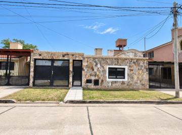 Casa · 90m² · 5 Ambientes · 1 Cochera · Casa 2 Dorm. en B° El Huaico