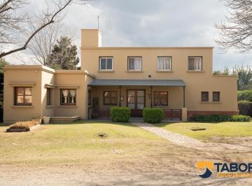 Casa · 370m² · 5 Ambientes · 2 Cocheras · Casa Chacras de La Villa - 4 Hab - 3 Baños - Pileta - Quincho - en Villa Allende