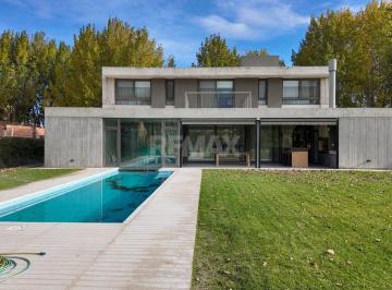 Casa · 237m² · 6 Ambientes · Casa en Venta Canales de Plottier