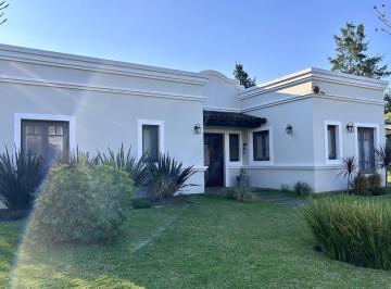 Casa · 250m² · 4 Dormitorios · Enero - Casa en Alquiler Temporal en Santa Bárbara