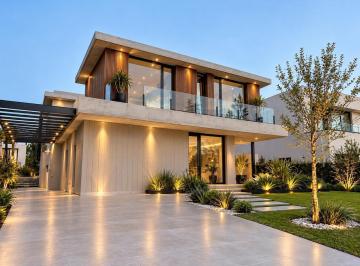 Casa · 335m² · 8 Ambientes · 2 Cocheras · Casa en Carpinchos