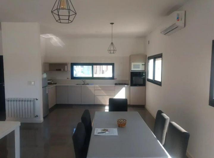 Casa · 140m² · 4 Ambientes · 4 Cocheras