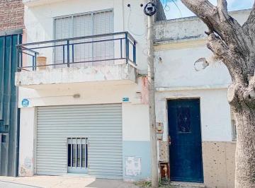 Frente · Casa 1 Dormitorio con Local Comercial o Cochera Italia y Av Uriburu