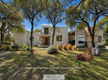 Casa · 458m² · 4 Dormitorios · 2 Cocheras · Casa de Categoría en Country El Bosque | Venta y Alquiler