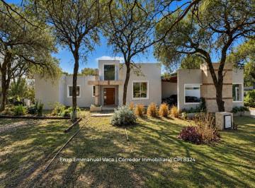 Casa · 458m² · 4 Dormitorios · 2 Cocheras · Casa de Categoría en Country El Bosque | Venta y Alquiler