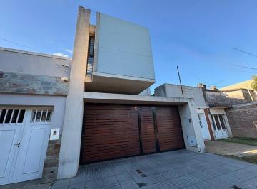 Casa · 182m² · 6 Ambientes · 2 Cocheras · Venta de Casa en Santo Tome Cerca de La Costanera