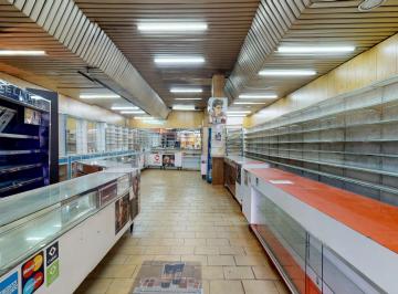 Local comercial · 244m² · Local en Venta en Boedo con Amplio Subsuelo