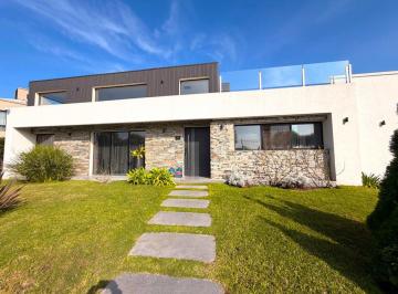 Casa · 270m² · 5 Ambientes · 2 Cocheras · Excelente Casa en Pilar del Este