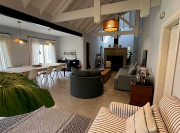 Casa · 238m² · 7 Ambientes · 2 Cocheras · Casa Venta 3 Dorm. Lote Central en El Carmel