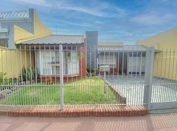 Casa · 115m² · 4 Ambientes · 2 Cocheras · Venta Casa 4 Amb. Berazategui C/parque y Pileta.