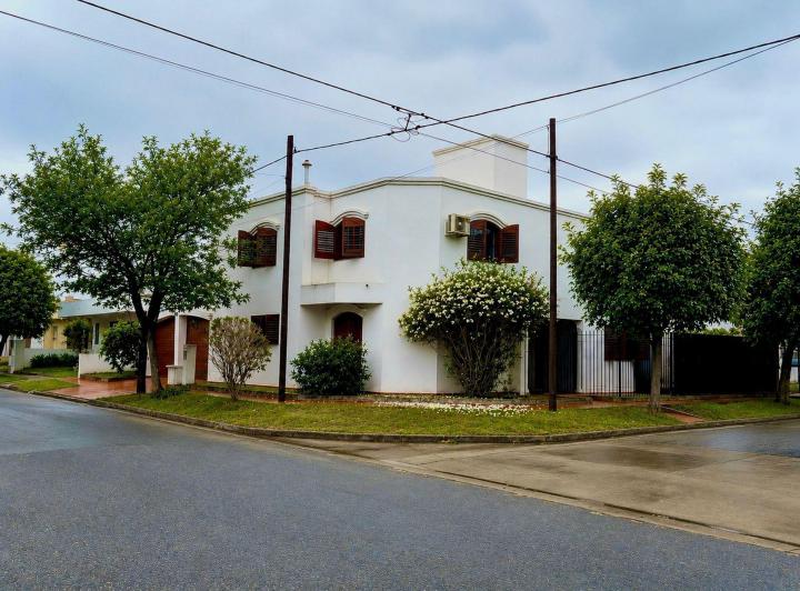 Casa · 250m² · 4 Ambientes · 3 Cocheras