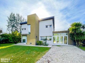 Casa · 270m² · 7 Ambientes · Casa en Venta Campos de Roca 3 Dorm.