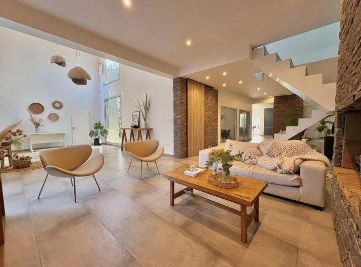 Casa · 360m² · 5 Ambientes · 2 Cocheras