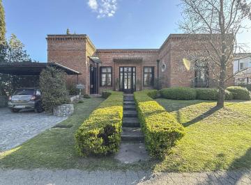 Casa · 300m² · 8 Ambientes · 1 Cochera · Espectacular Casa Estilo Italiano con Vistas Al Golf en Carmel Country Club