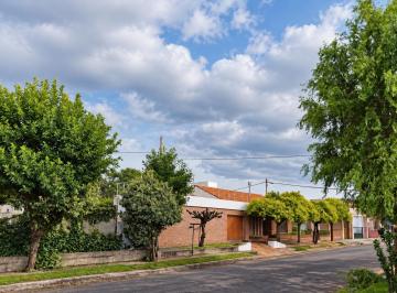 Casa de 4 ambientes, Leandro N Alem · Chalet en Esquina con 3 Dorm., Quincho y Piscina