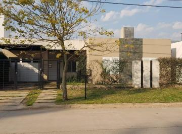 Casa · 5 Ambientes · Casa en Barrio El Bosque