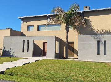 Casa · 237m² · 4 Ambientes · 6 Cocheras · Club de Campo Pueyrredon - Casa en Venta Lote Central de 1000 m²