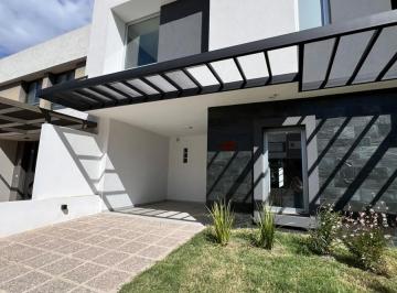 Casa · 130m² · 5 Ambientes · 1 Cochera · Duplex en Venta 3 Dorm. Miradores de Manantiales 1