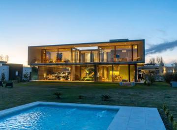 Casa · 303m² · 5 Ambientes · 3 Cocheras · Casa en Venta en Area 60 La Victoria