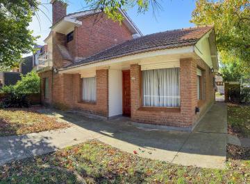 Casa · 126m² · 5 Ambientes · 1 Cochera · Hermoso Chalet con Parque en Venta en Barrio Estrada