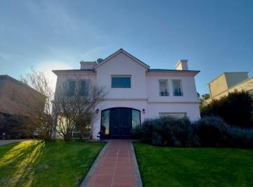 Casa de 4 ambientes, Mar del Plata · Espectacular Chalet en Alquiler de 250 m² en Barrio Privado Rumenco