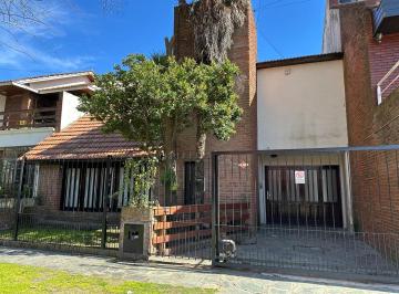 Casa · 164m² · 4 Ambientes · 3 Cocheras · Hermoso Chalet Cuatro Ambientes en Barrio Parque Luro