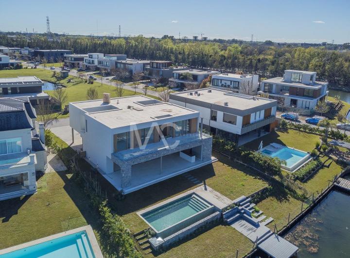 Casa · 429m² · 7 Ambientes · 4 Cocheras