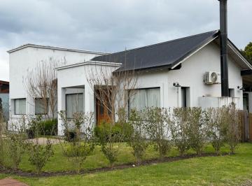 Casa · 211m² · 4 Ambientes · 2 Cocheras · Rumenco - Residencia de 4 Ambientes - Losa Radiante y Piscina Climatizada