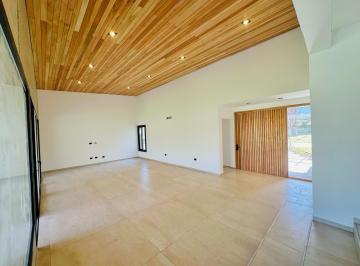 LIVING AMPLIO · Casa a Estrenar en Estancia El Terrón | Fondo Al Golf | 400 m² Cubiertos | Terreno de 1.650 m²
