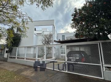 Casa · 240m² · 4 Dormitorios · 2 Cocheras · Casa - Arguello