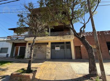 Bodega-Galpón · 140m² · 3 Ambientes · 1 Cochera · Casa de 3 Ambientes en Venta I Caseros